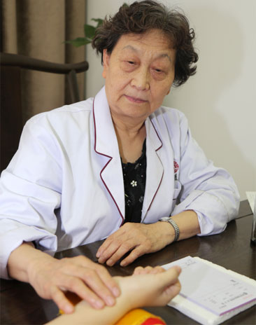 15岁女孩患乳腺纤维瘤，不手术贴5次药痊愈